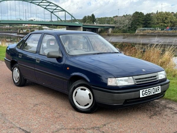 1990 G VAUXHALL CAVALIER 1.6 L 4D 80 BHP